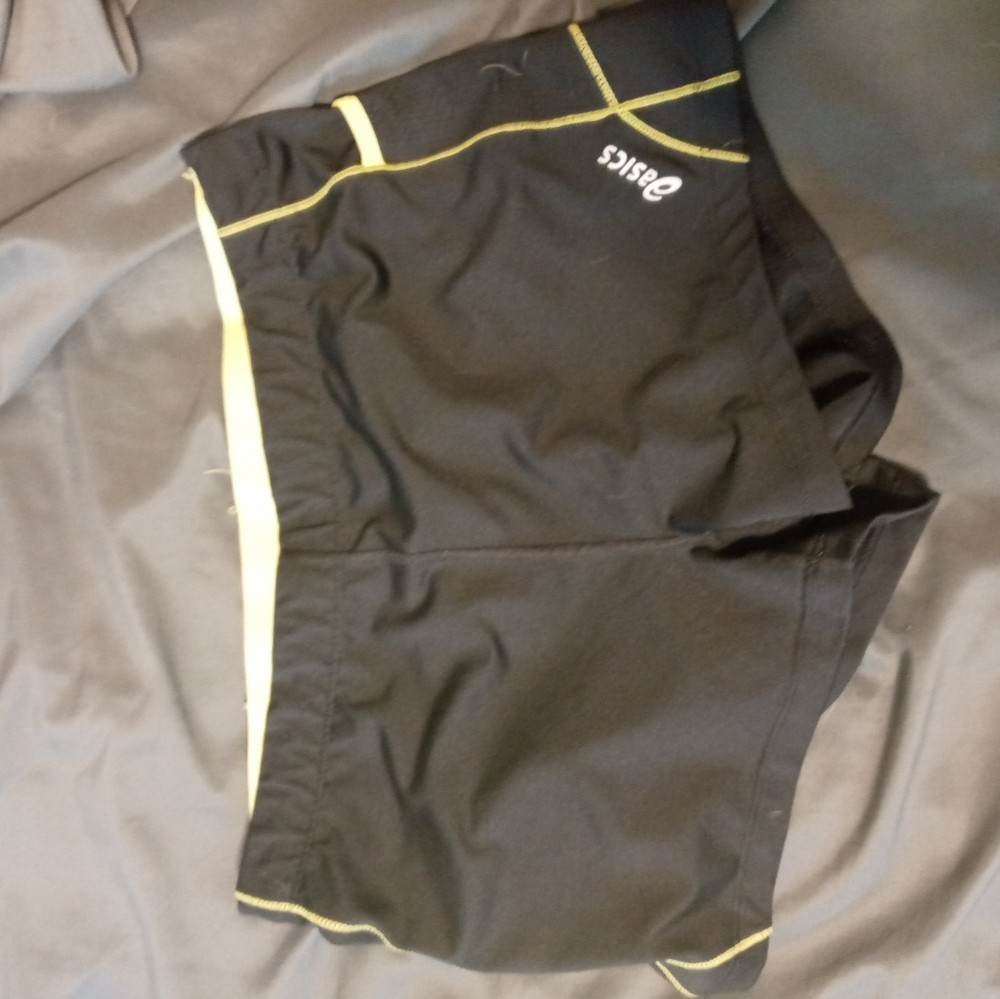 Women's Medium Asics drifit workout shorts